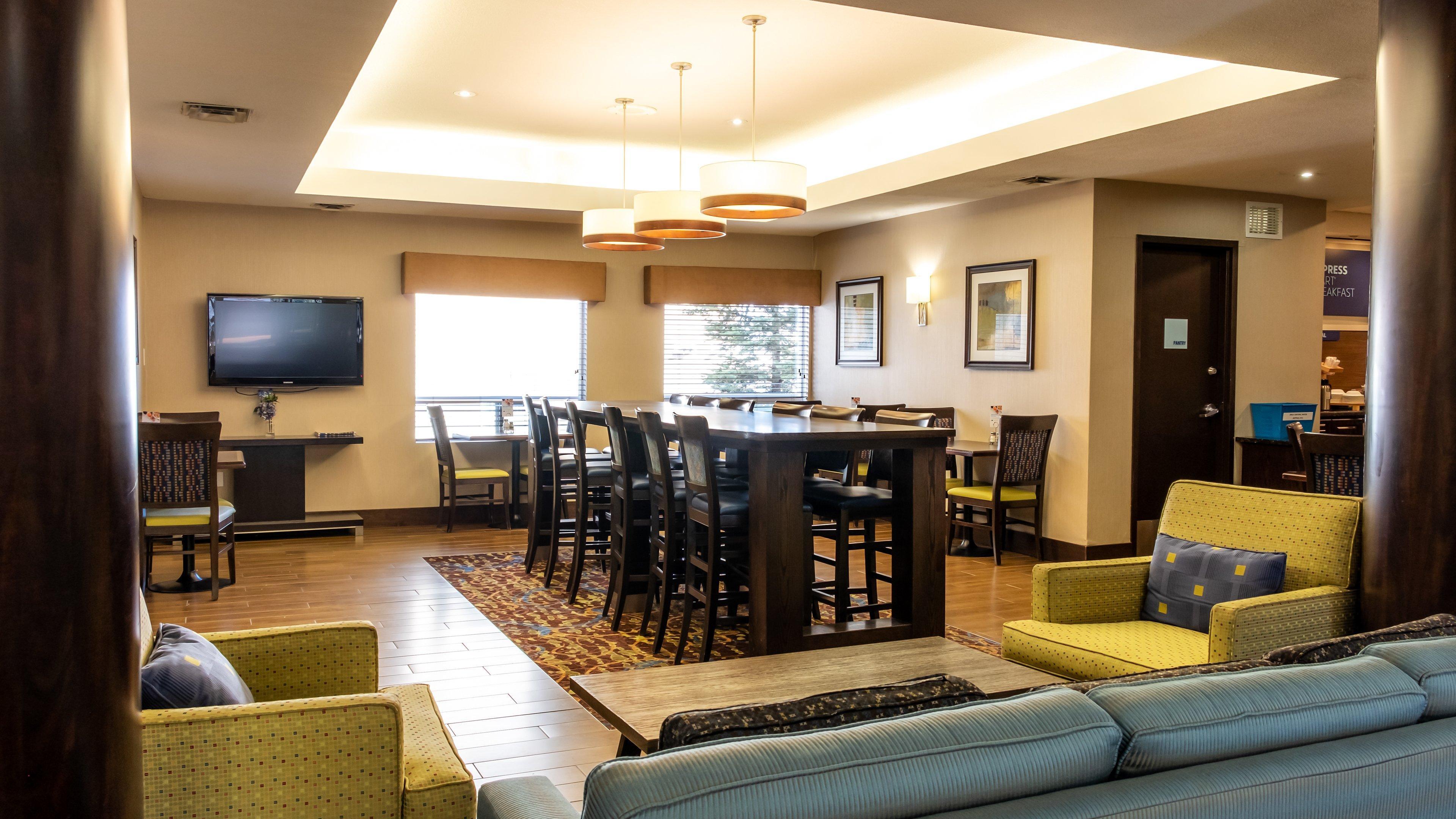 Hotel Express & - Edmonton International Airport By Ihg 2*