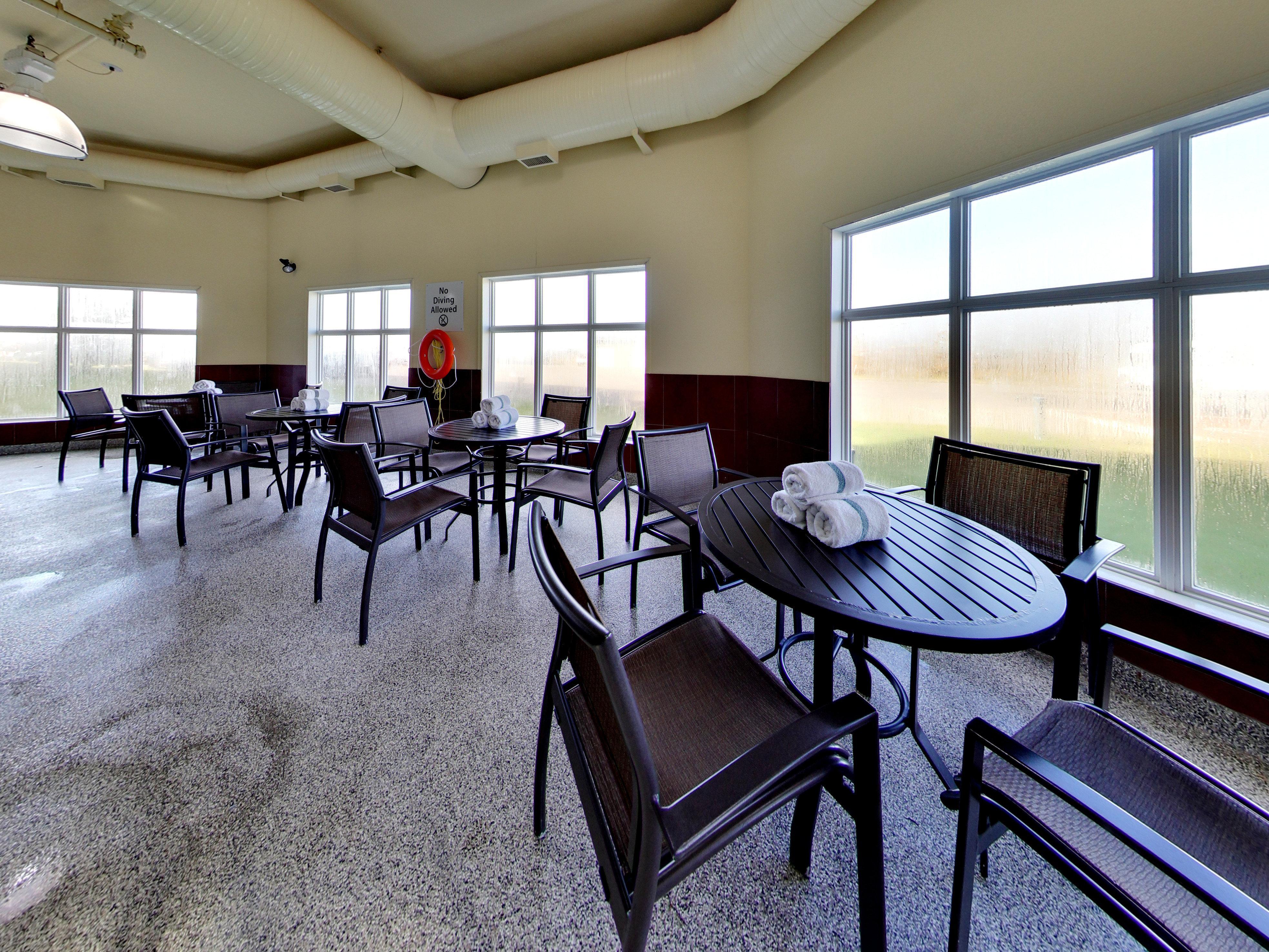 Hotel Express & - Edmonton International Airport By Ihg 2*